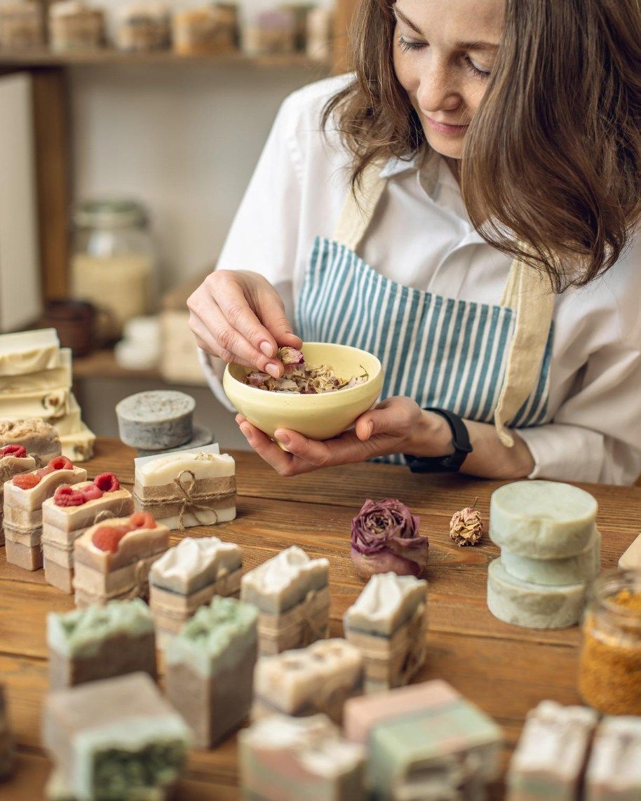 femme à un atelier qui créer un savon