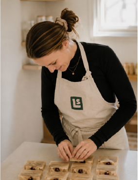 femme à un atelier savons