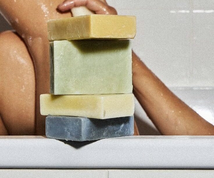 Savons artisanaux empilés pour choisir le savon adapté à sa peau
